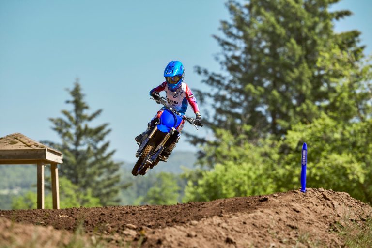 2025 Yamaha YZ65 EU Icon BLue Action 002 03
