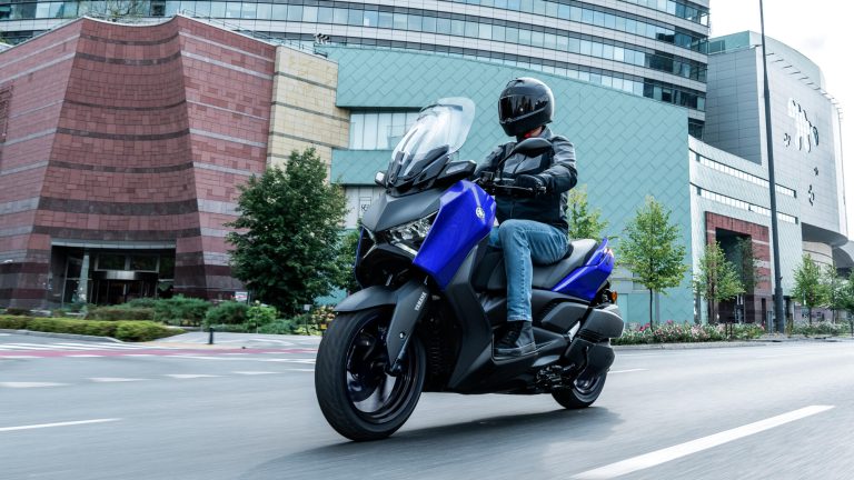 2026 Yamaha XMAX300A EU Icon Blue Action 001 03